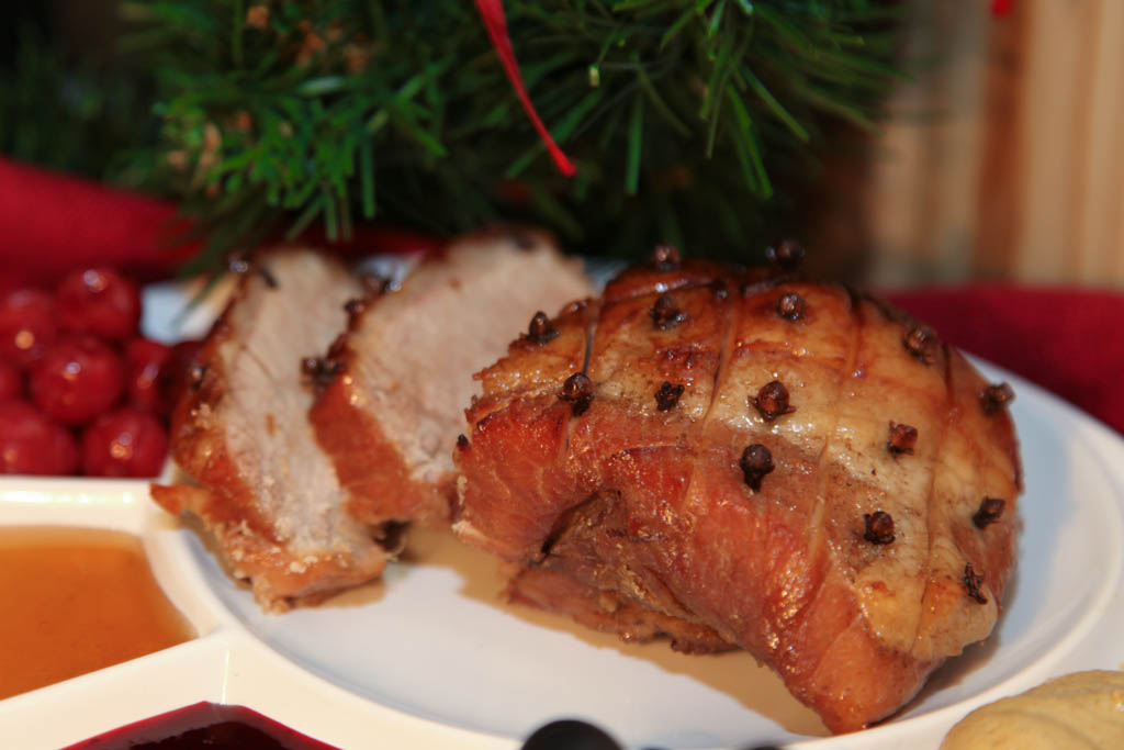 Вкусная праздничная свинина. Свинина праздничная в духовке. Праздничное горячее из свинины. Праздничное горячее свинина в тесте.