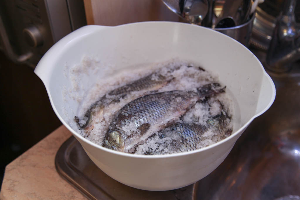 Домашний засол рыбы. Мокрая рыба. Засолка рыбы сухим способом. Как засолить рыбу для жарки. Как солить речную рыбу в домашних условиях для сушки.