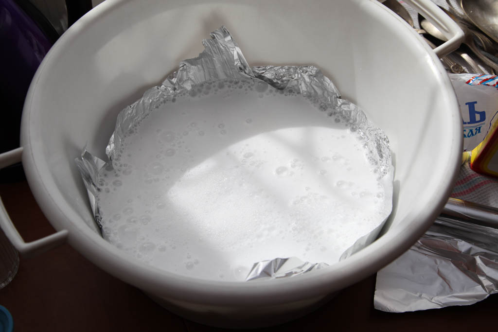 Как очистить серебро содой. Чистка серебра содой. Содовый раствор для посуды. Фольга и сода. Пищевая фольга + сода.