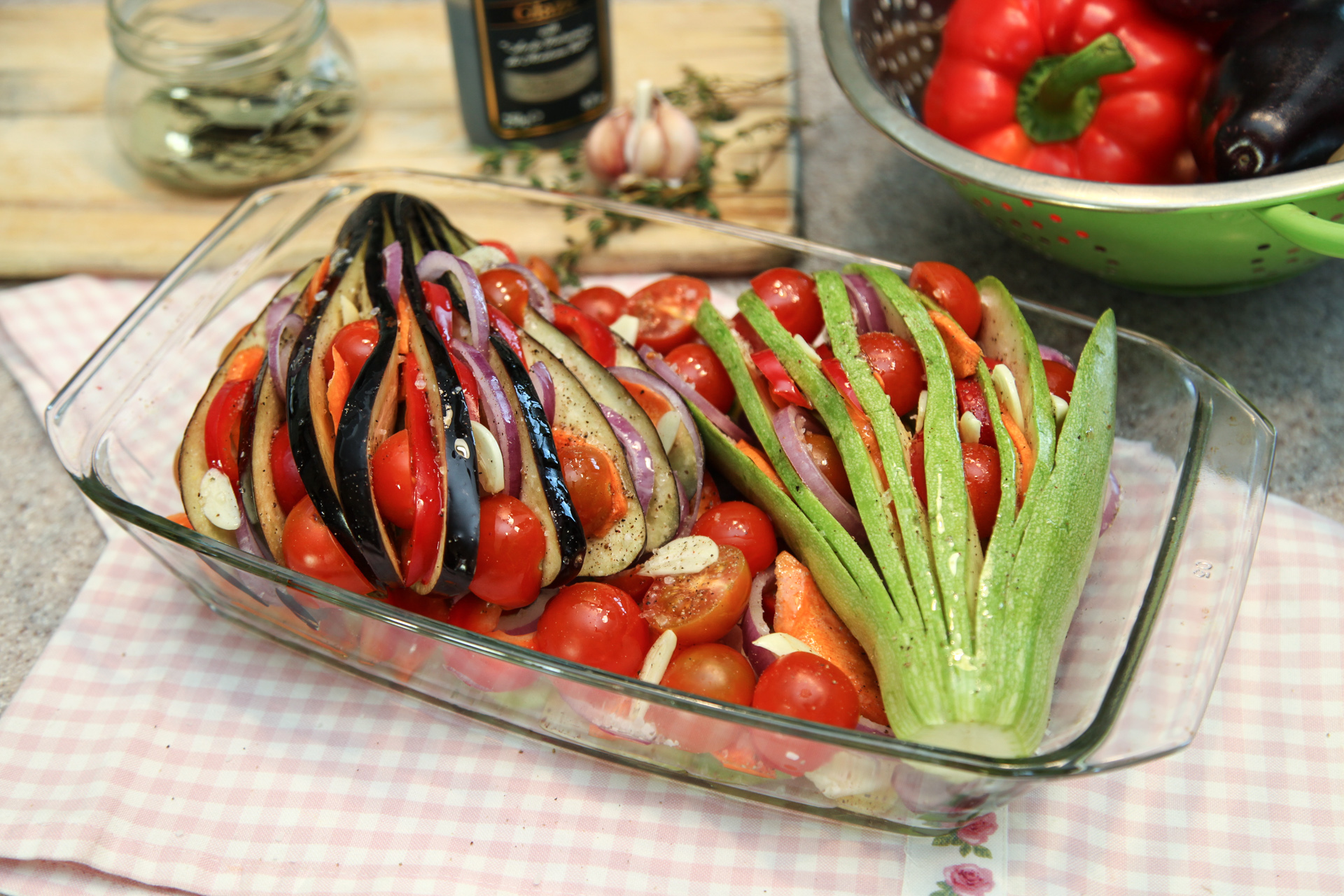 Баклажаны в духовке с помидорами и перцем